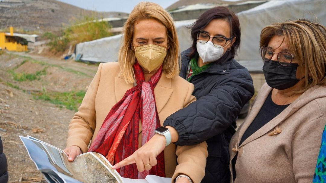 La delegada de agricultura, Maria José Martín, visita los trabajos de mantenimiento de ramblas y cauces de los ríos junto a la presidenta de la ELA de Carchuna- Calahonda, Conchi Abarca y la alcaldesa de Motril, Luisia García Chamorro