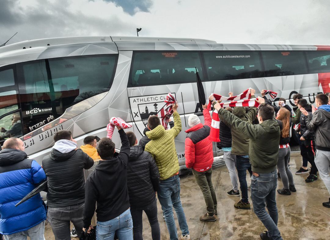 Aficionados reciben al Athletic en Lezama