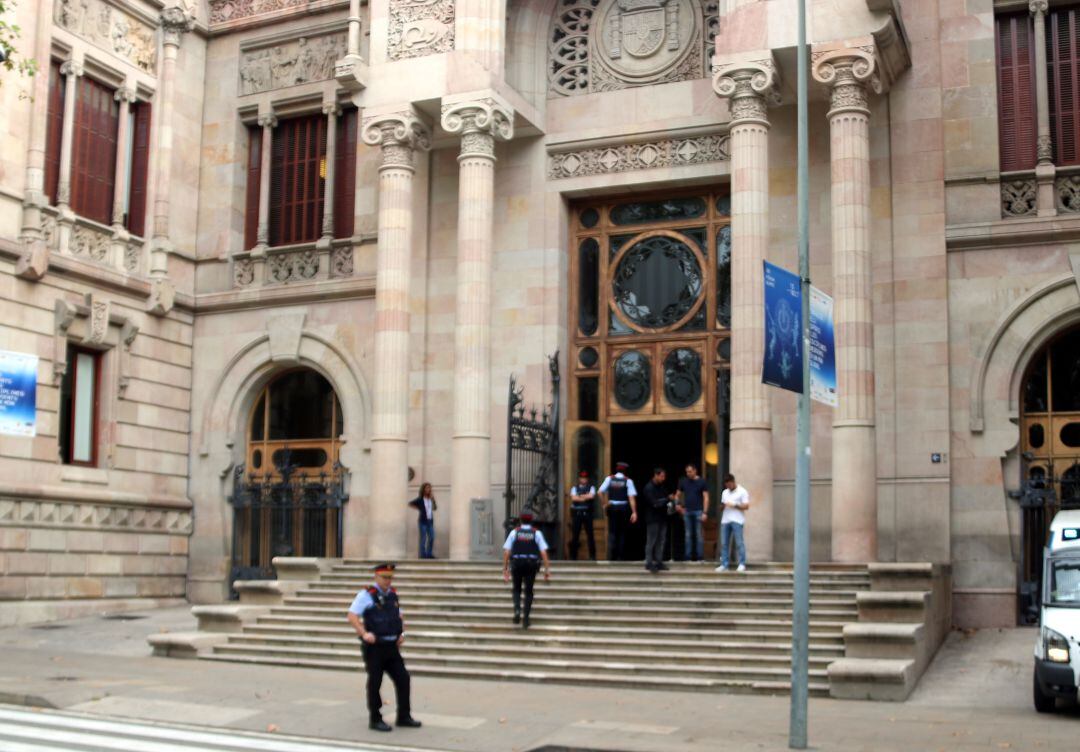 Mossos davant la seu del Tribunal Superior de Justícia de Catalunya