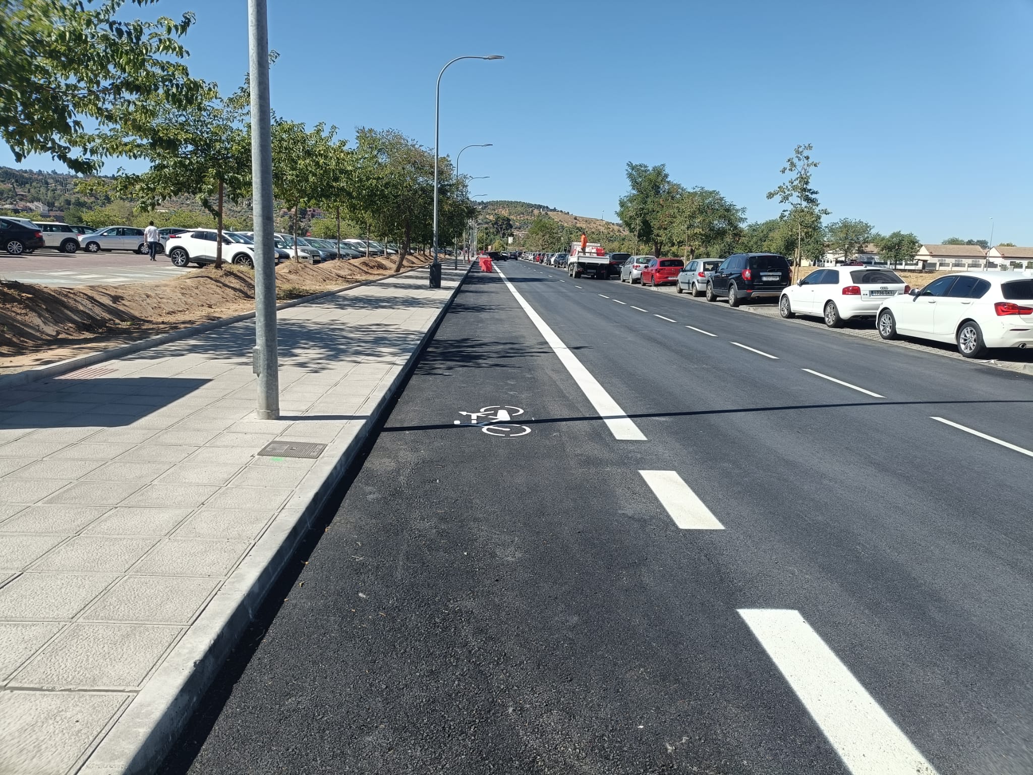 El nuevo carril bici que se ha instalado en el Camino del Molinero de Toledo, en el barrio de Santa Teresa