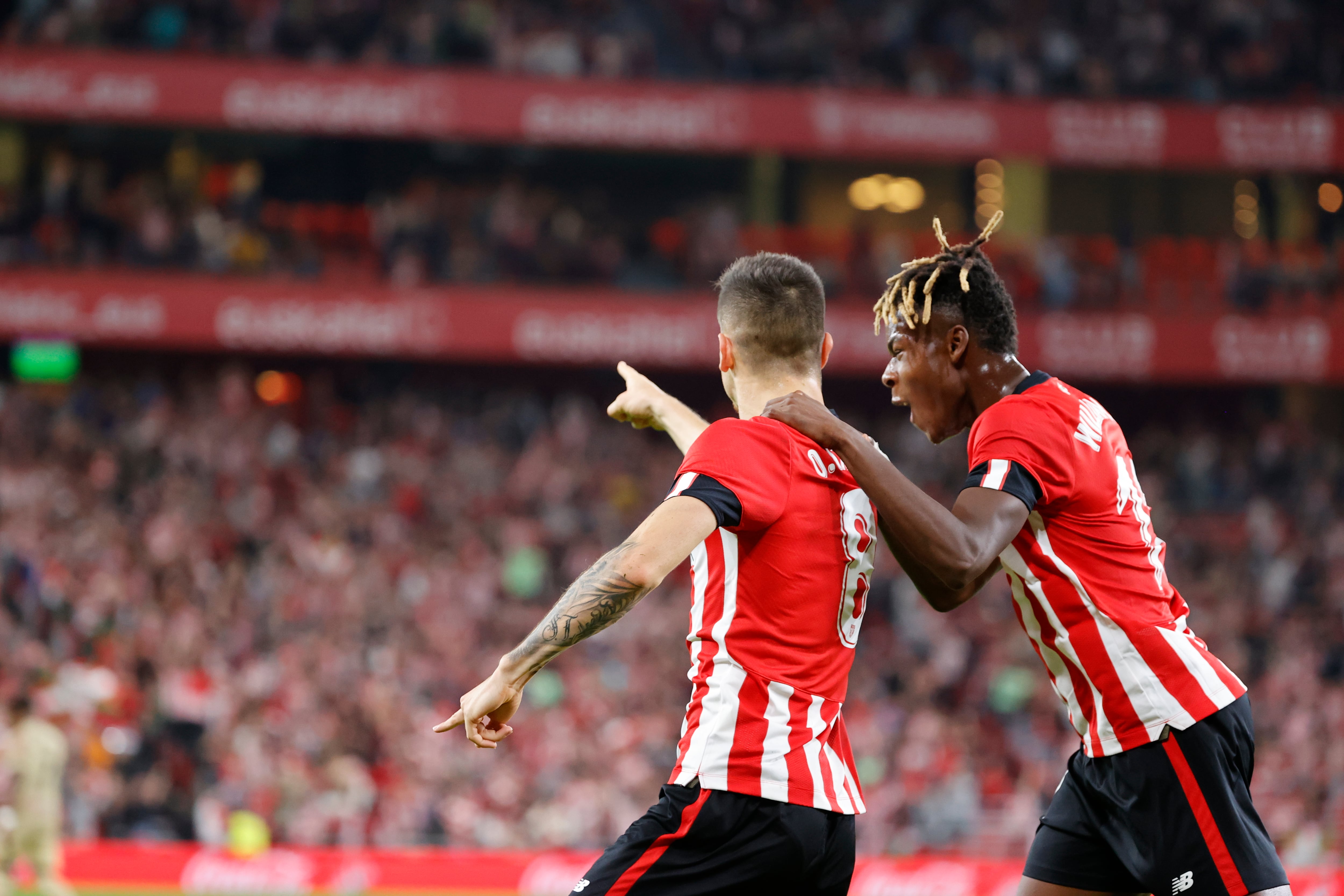 Sancet (i) celebra con su compañero Nico Williams tras marcar el 2-0 ante la UD Almería