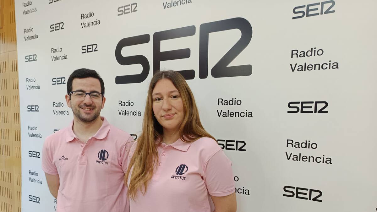 Juan Olmeda y Blanca Luján explican la competición de su equipo, INVICTUS, en la First Lego League Challenge