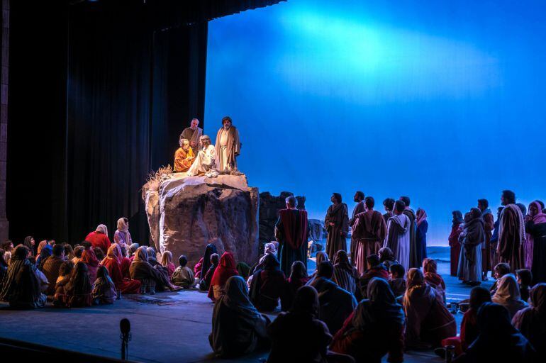 Imatge d'una escena general de la Passió de Cervera amb desenes d'actors a l'escenari. Imatge cedida el 6 de març del 2016 