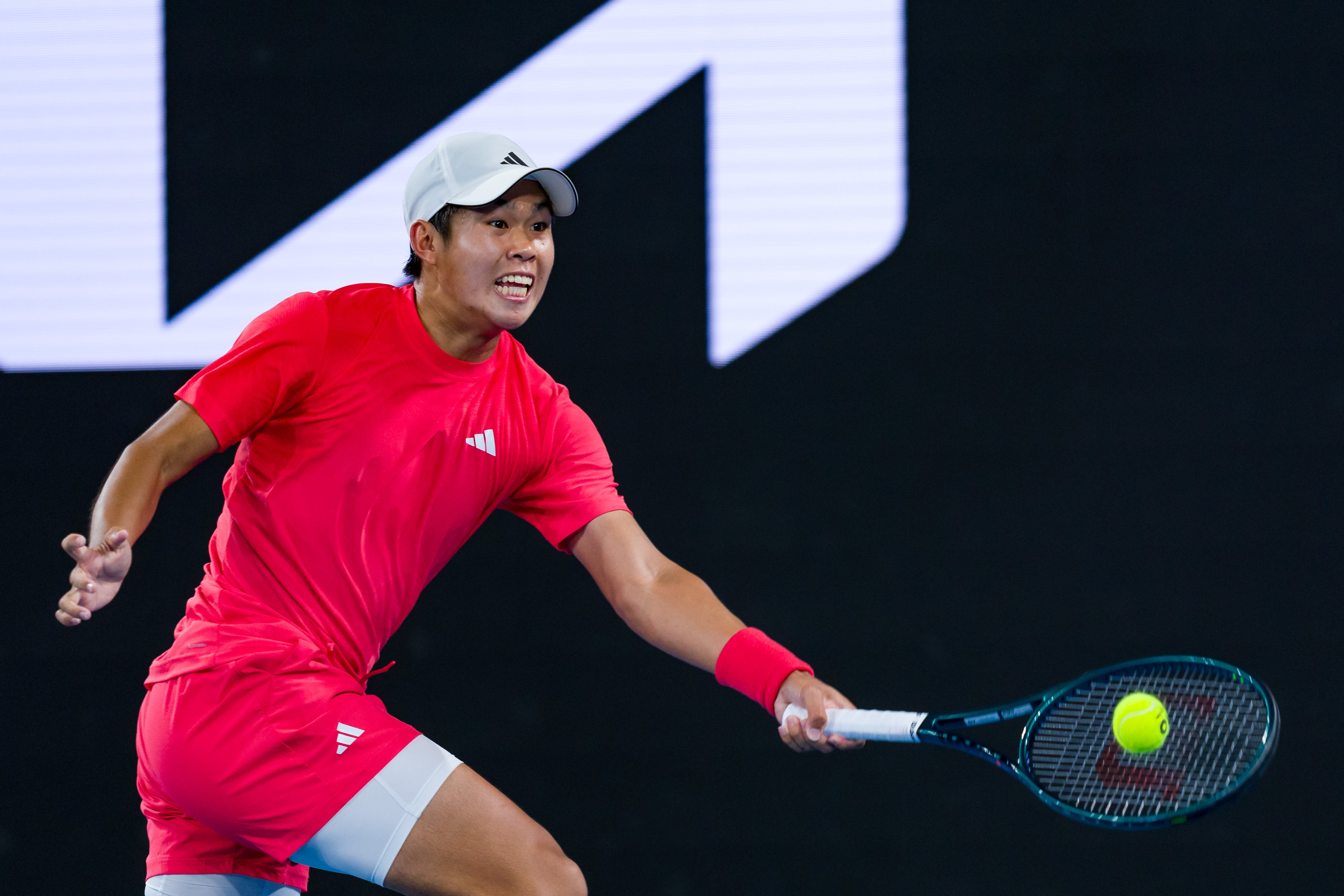 Learner Tien, durante el partido contra Daniil Medvedev.  (Andy Cheung/Getty Images)