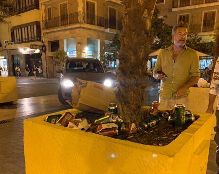 La plaza de la Virgen de València se llenó de suciedad el miércoles tras el paso de los aficionados del Ajax