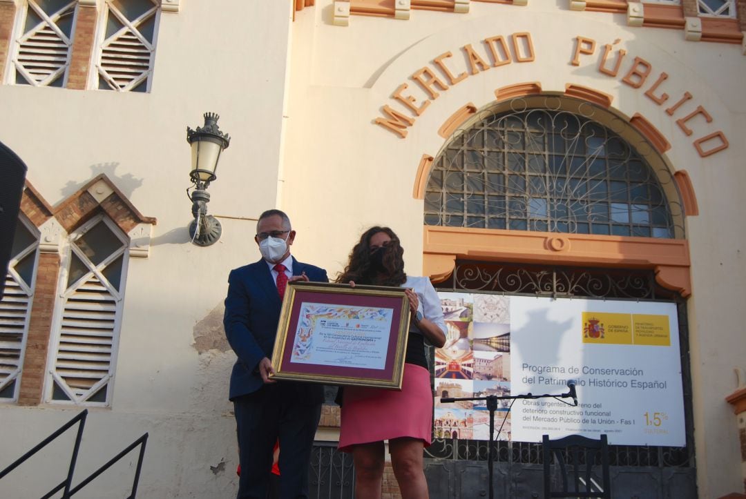 La alcaldesa Silvia Cao recoge el premio de manos del alcalde de La Unión y presidente de la Fundación Cante de las Minas, Pedro Alonso