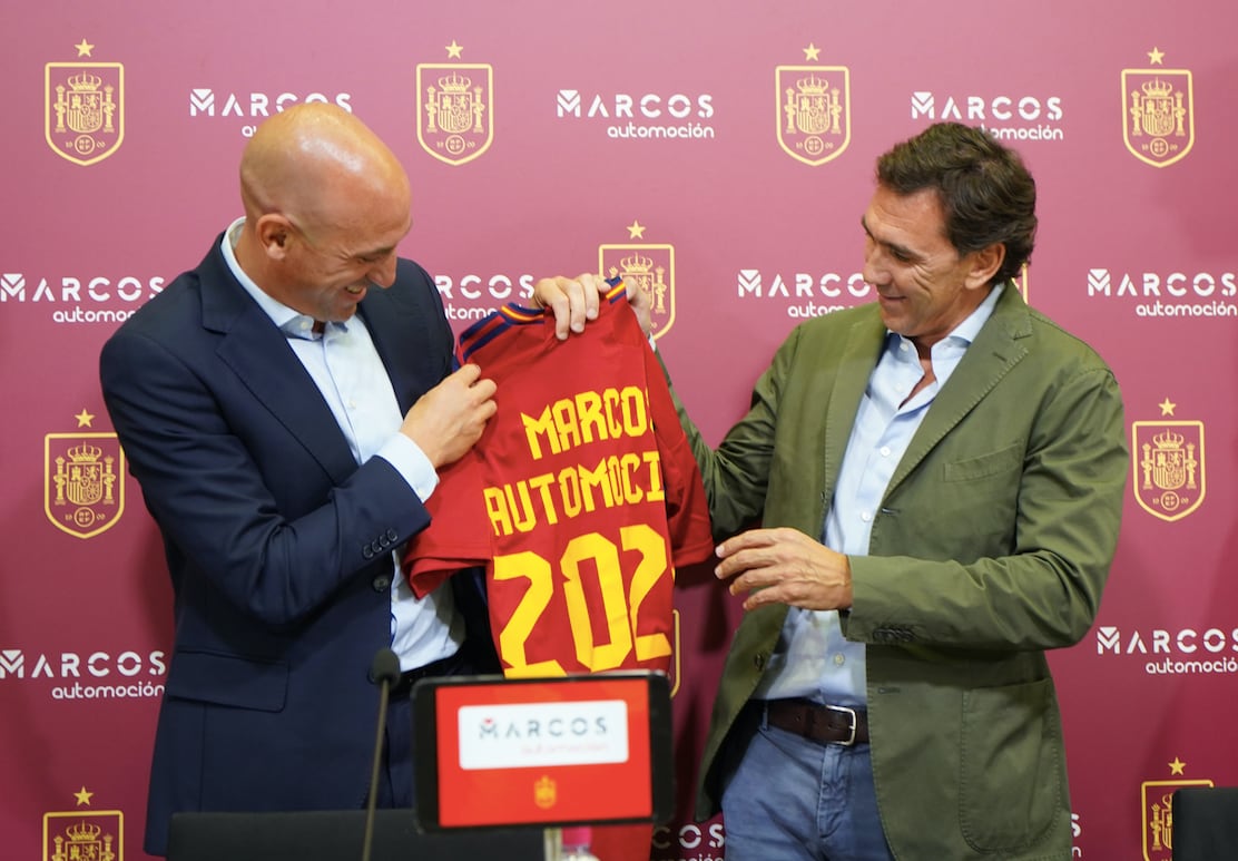 El presidente de la Real Federación Española de Fútbol, Luis Rubiales, y el CEO de Marcos Automoción, Francisco Marcos