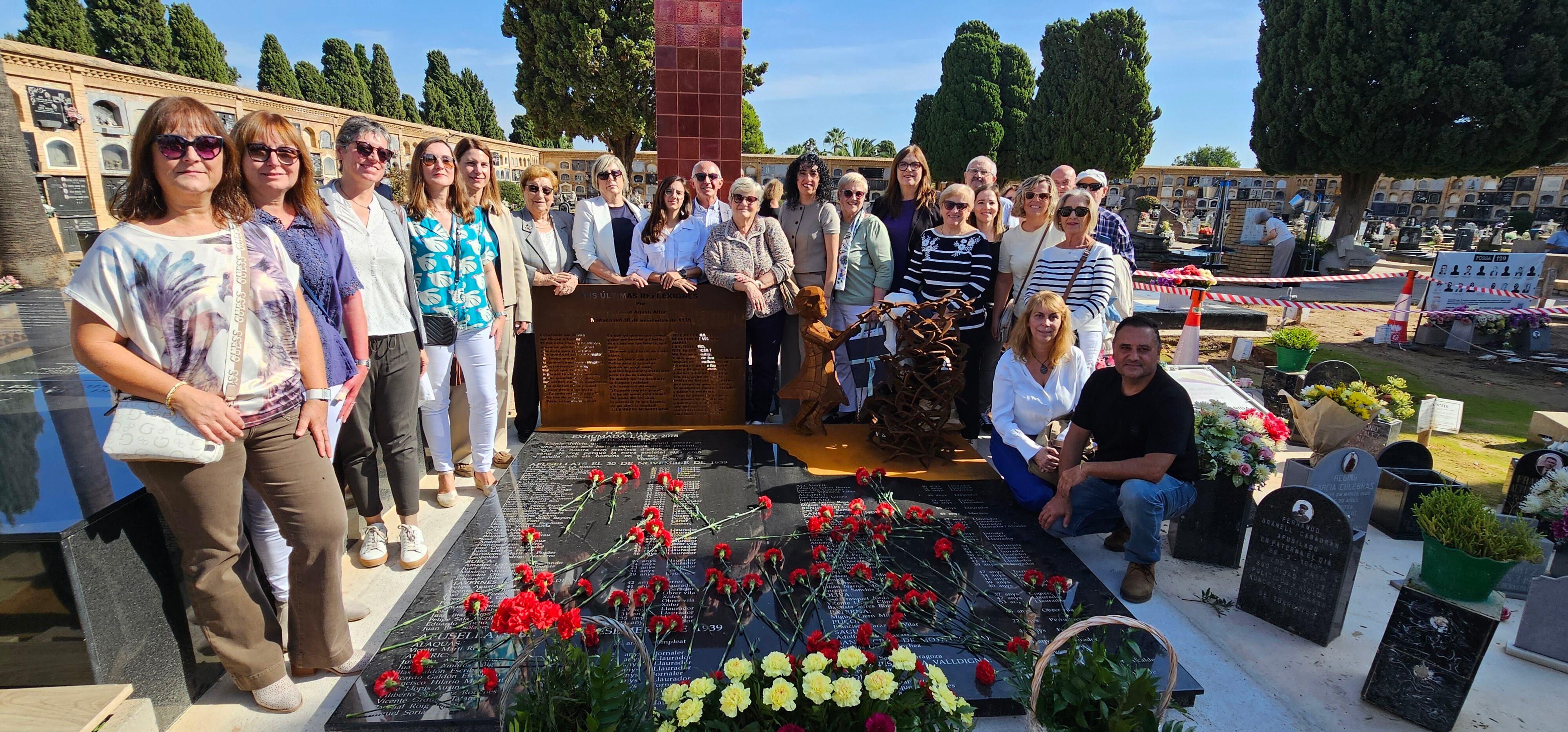 Familiares de las víctimas en el cementerio