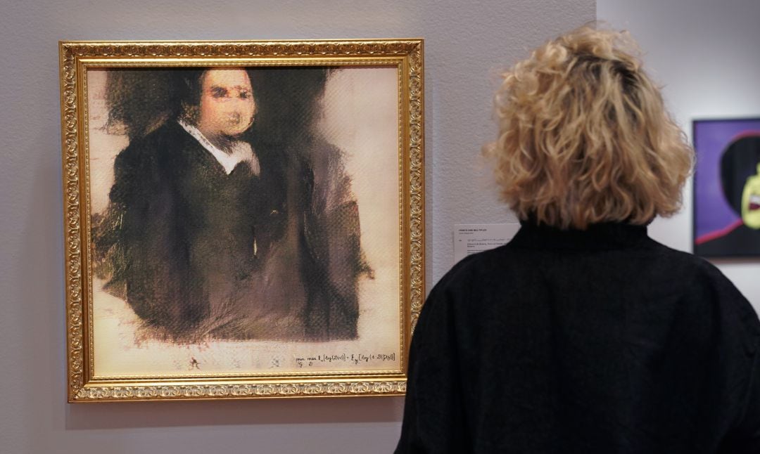 Una mujer contempla la obra de la inteligencia artificial.