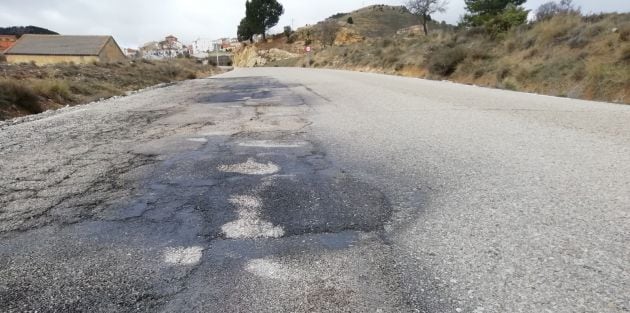 Un tramo de la carretera cerca del pueblo de Casas de Garcimolina.