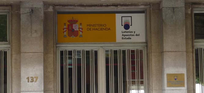 El edificio acoge las oficinas de Loterías y Apuestas del Estado, pertenece al Ministerio de Hacienda.