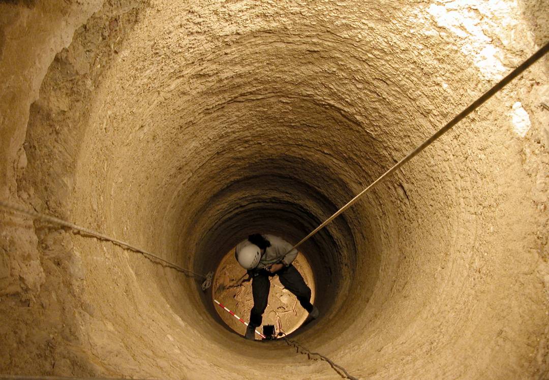 Pozo de Menga durante el proceso de excavación en 2005