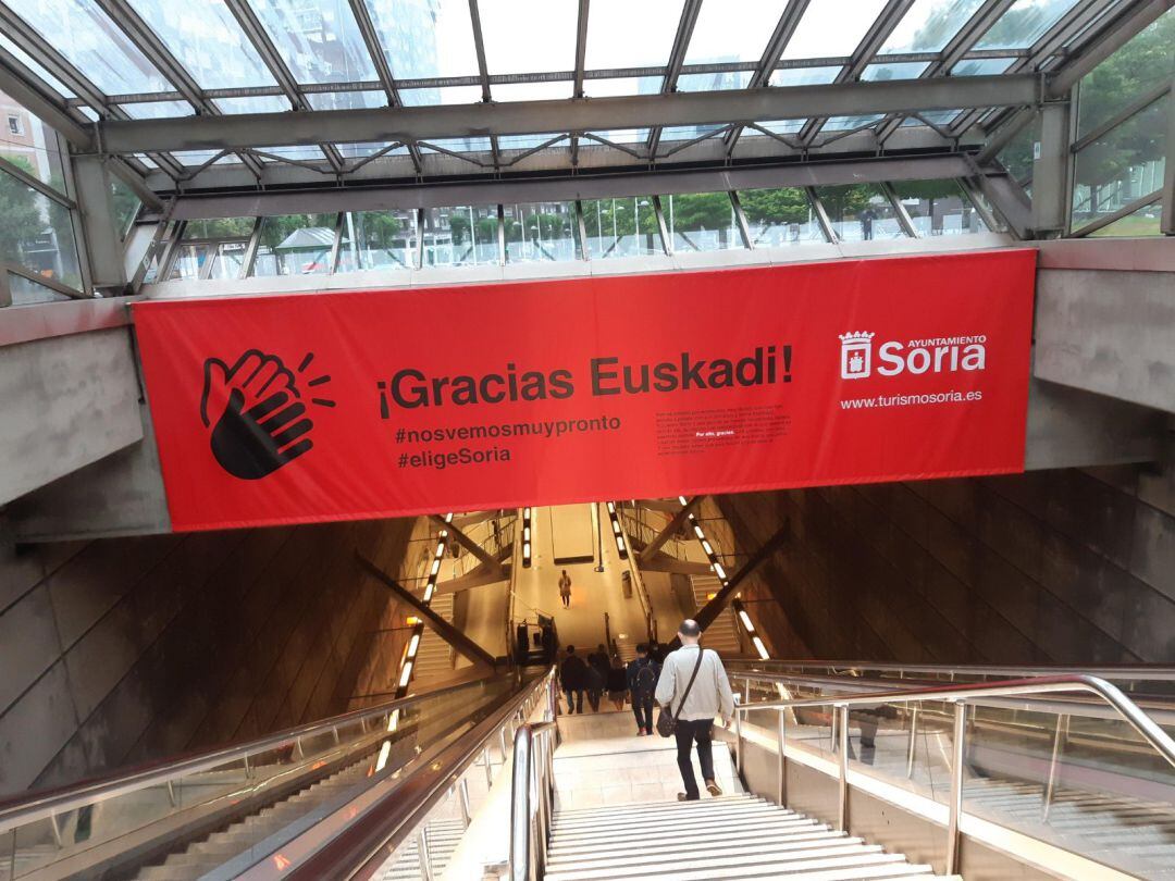 Cartel en la entrada de una boca de Metro Bilbao