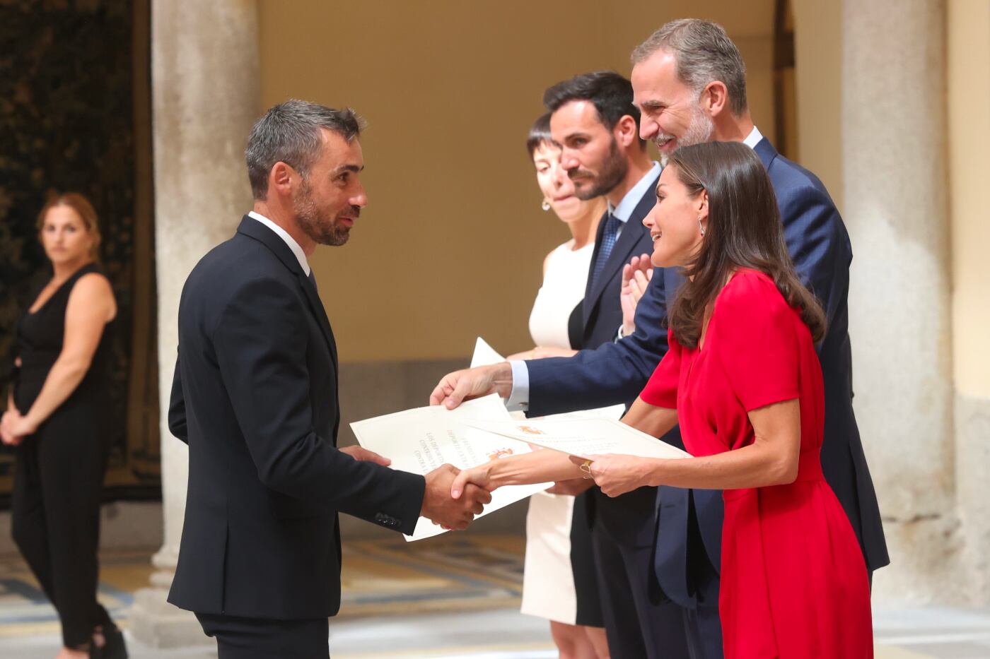 Momento en el que los Reyes de España entregan a Luis Alberto Hernando el Premio Nacional del Deporte Extraordinario 2020. / Foto: @Casa de SM el Rey