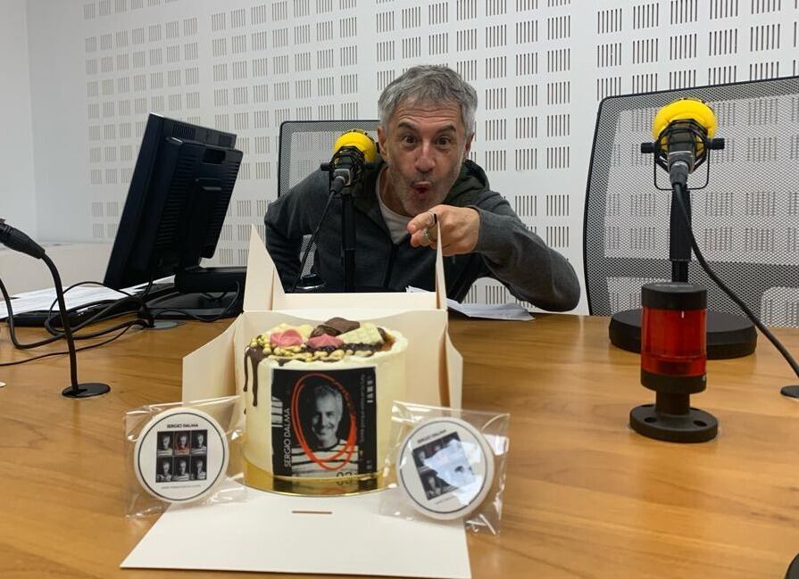 Sergio Dalma posa con la tarta que le han traído Raquel y Alicia