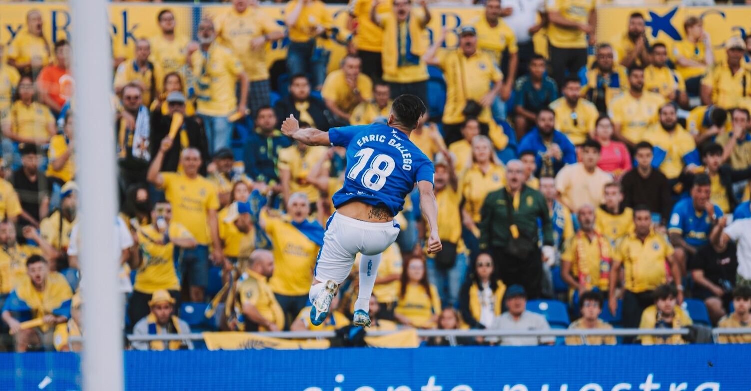 Enric Gallego, delantero del CD Tenerife, celebrando el primer tanto frente a la UD Las Palmas (Foto: CD Tenerife)