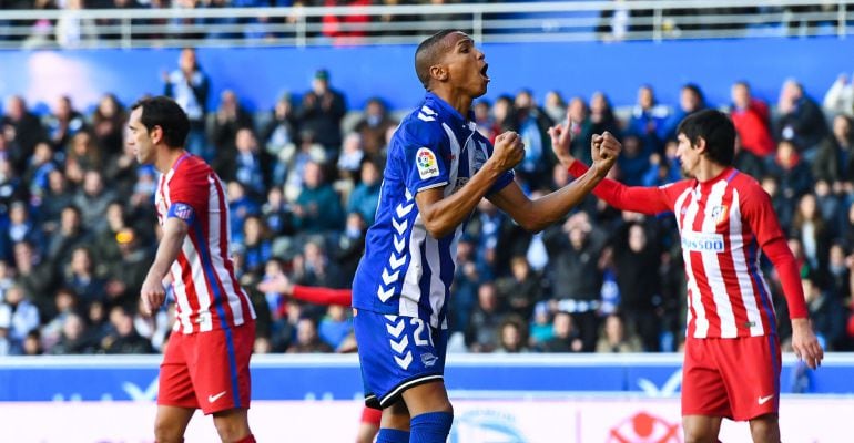 Deyverson y Godín, durante el encuentro de Mendizorroza