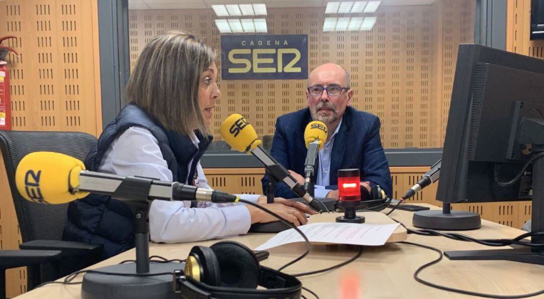 Milagros Marcos en una entrevista en los estudios de Radio Palencia de la Cadena SER
