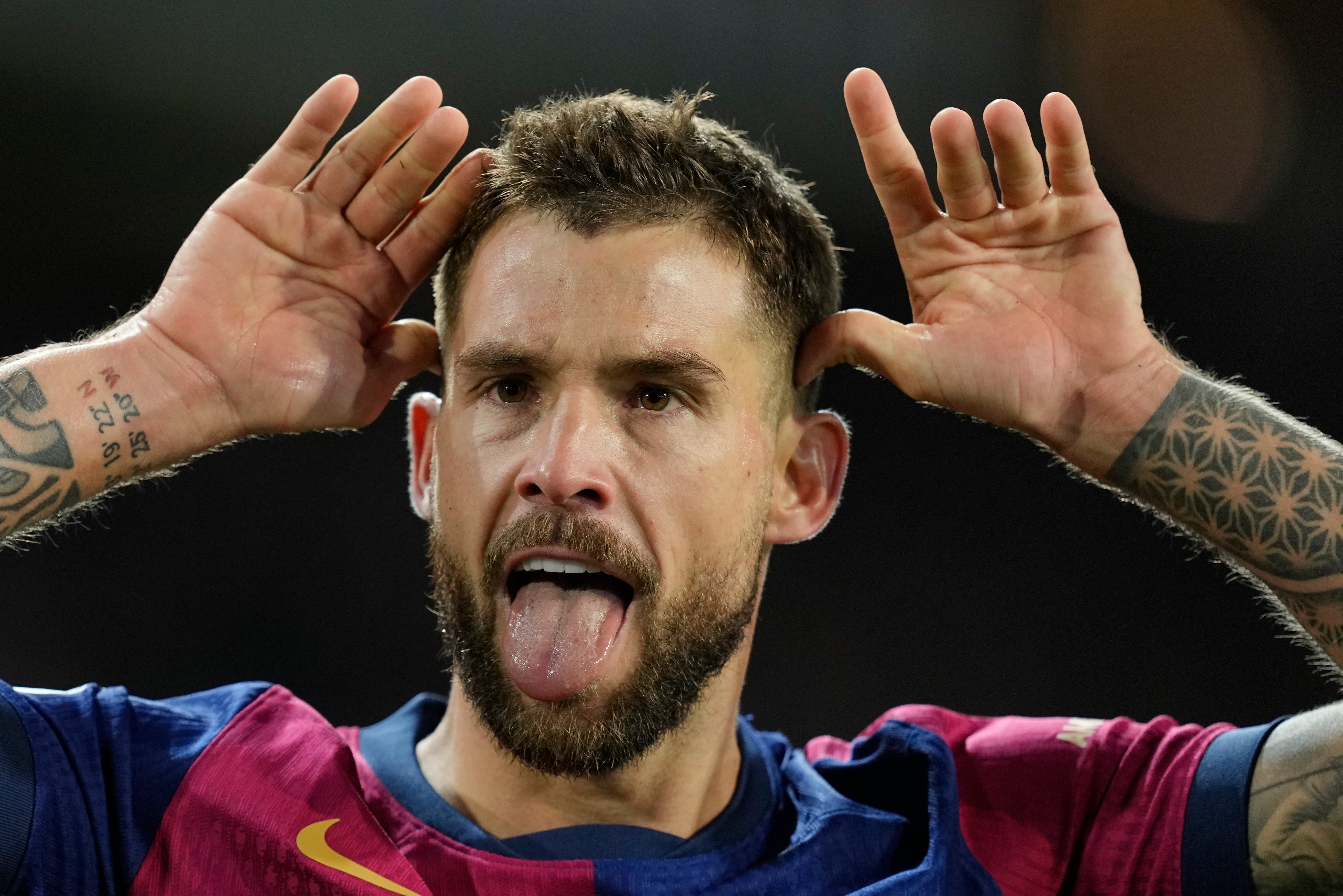 El defensa del Barcelona Iñigo Martínez celebra tras anotar el tercer gol de su equipo ante el Atlético