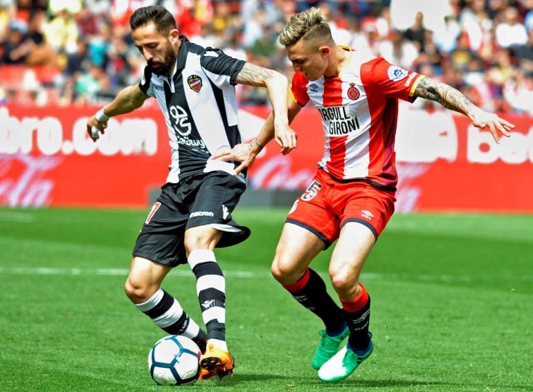 El defensa del Girona, Pablo Maffeo, disputa el balón ante el centrocampista del Levante, José Luis Morales