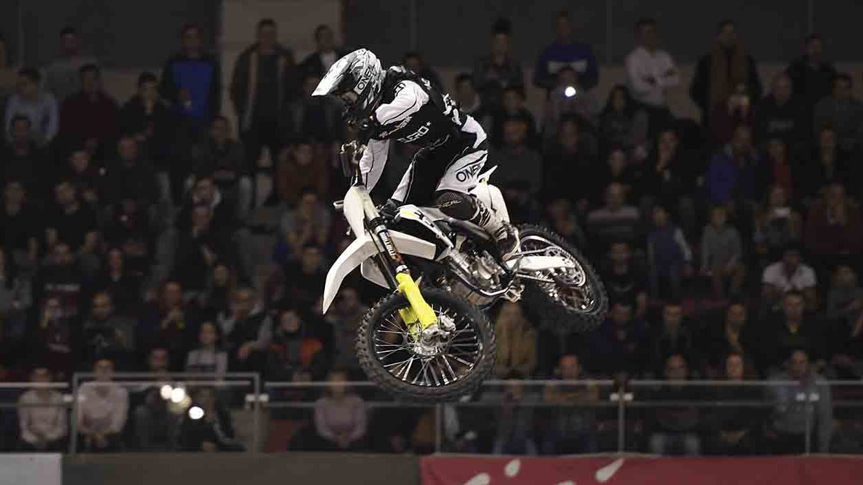 Maikel Melero durante una de sus acrobacias en la Copa Freestyle de Gijón.