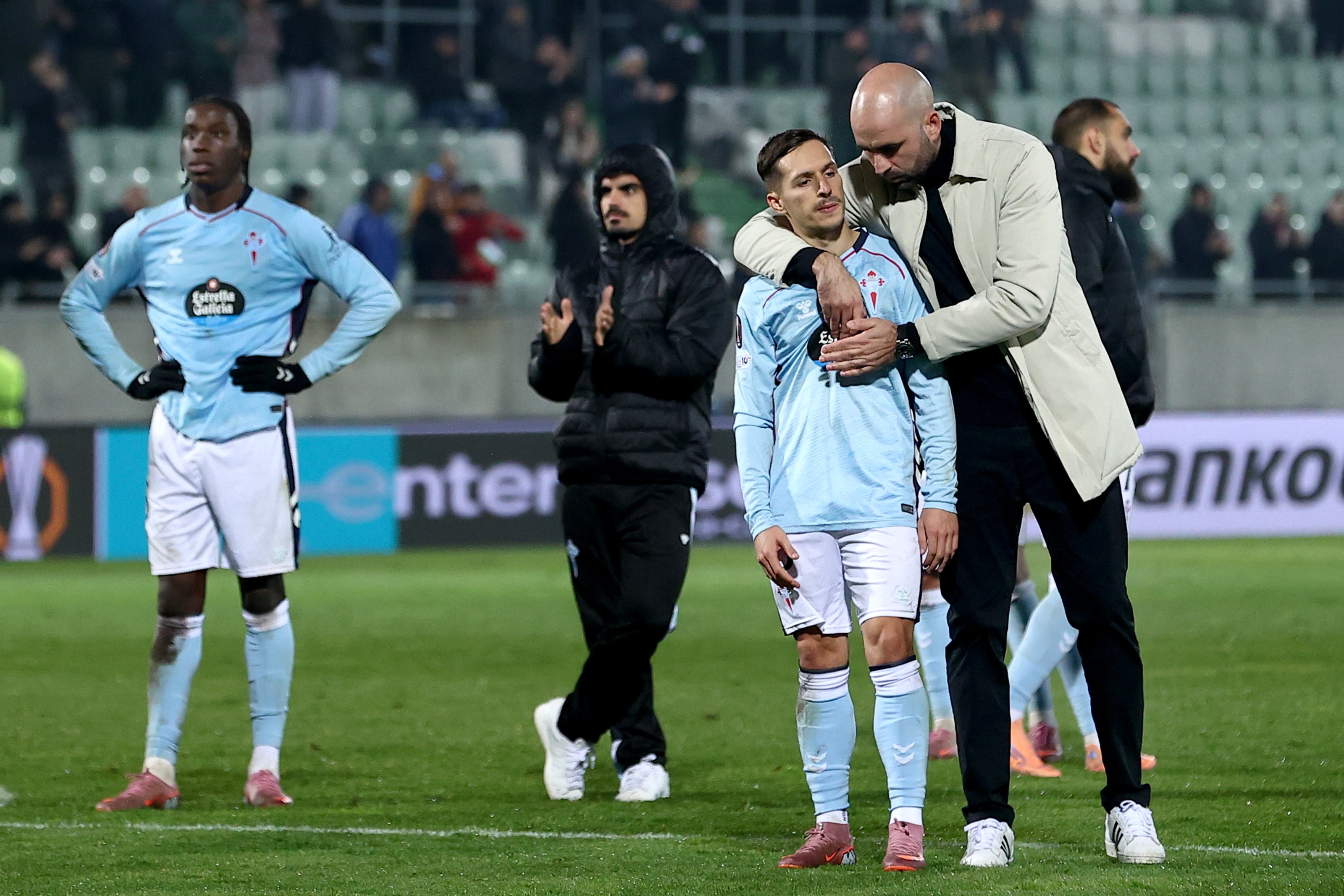Razgrad (Bulgaria), 27/11/2025.- Celta's head coach Claudio Giraldez (R) and his player Bryan Zaragoza (C) react after losing the UEFA Europa League league phase match between PFC Ludogorets Razgrad and Celta Vigo in Razgrad, Bulgaria, 27 November 2025. EFE/EPA/BORISLAV TROSHEV