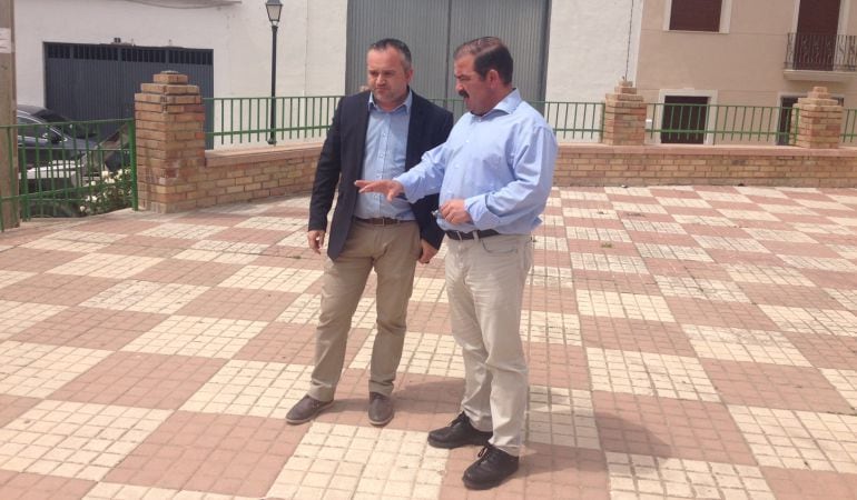 El alcalde de Cazalilla, Manuel Jesús Raya, junto al Diputado de Infraestructuras, José Castro, visitan la Plaza Nueva