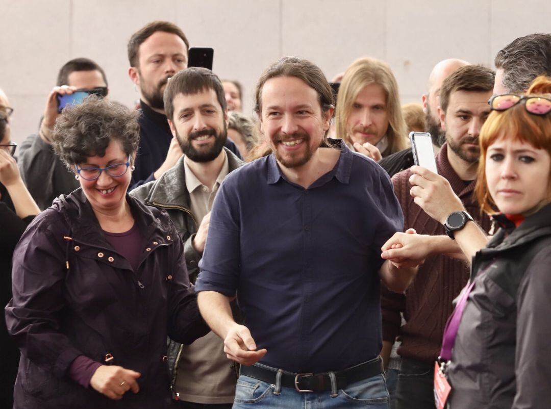 El secretario general de Podemos y candidato a la Presidencia del Gobierno, Pablo Iglesias, participa en un encuentro con ciudadanos junto al secretario regional Pablo Fernández 	 
 
 
   
