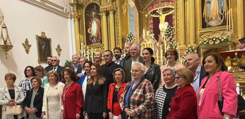 Miembros de la coral &#039;Cristo de la Misericordia&#039; ante el Santísimo Cristo de la  Misericordia en su ermita