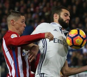 Torres y Nacho, en el derbi del Calderón (0-3).