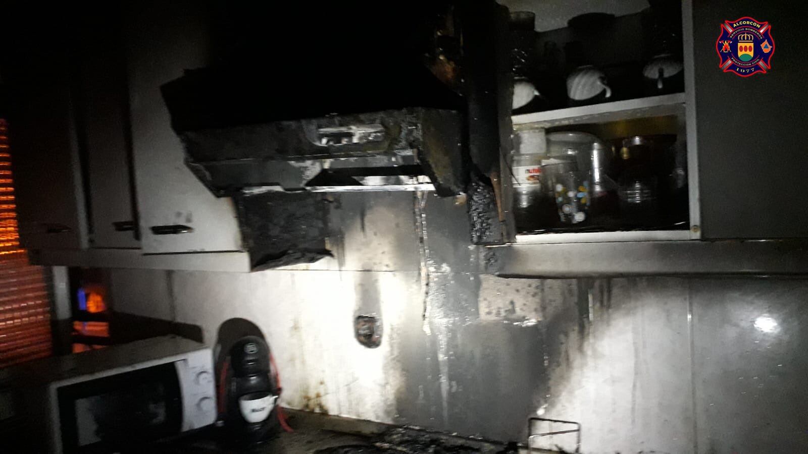 Estado de la cocina tras el incendio en una vivienda de Alcorcón