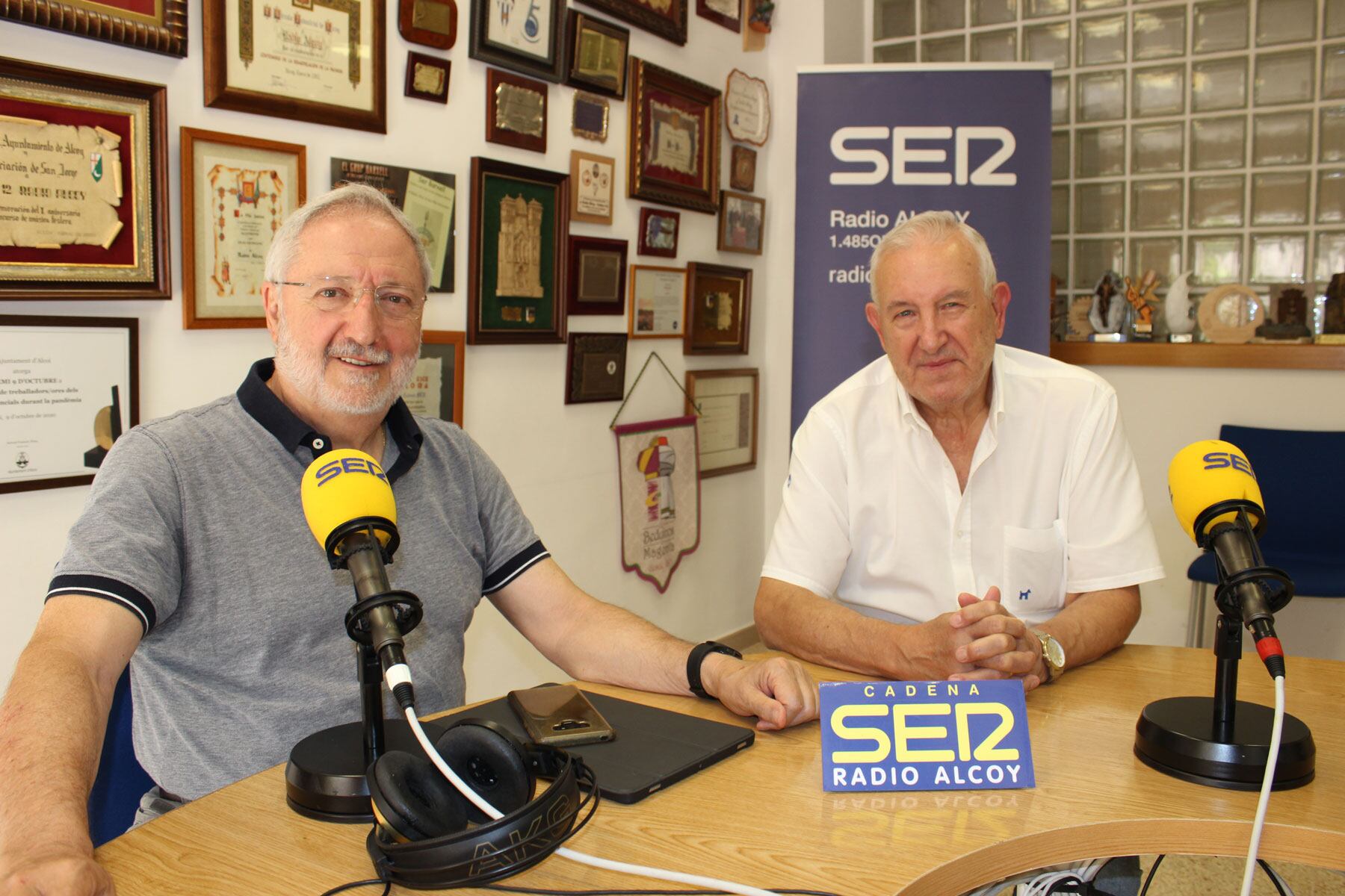 Enrique Masiá y Romualdo Coderch en el estudio central de Radio Alcoy