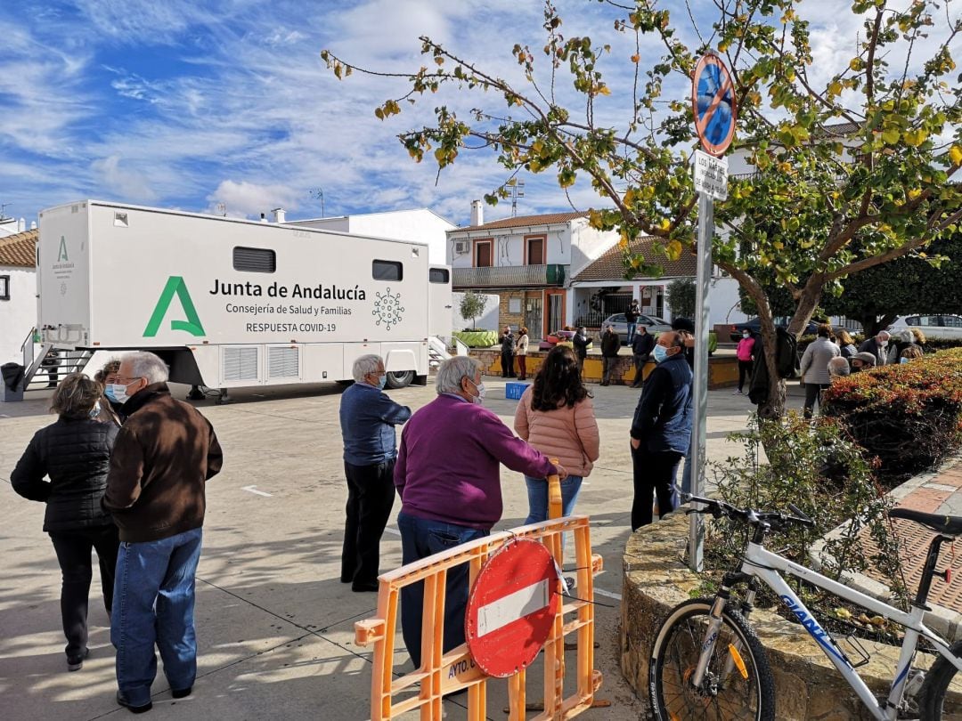 La unidad móvil de Covid19 de la Consejería de Salud en Cuevas del Becerro (Málaga)