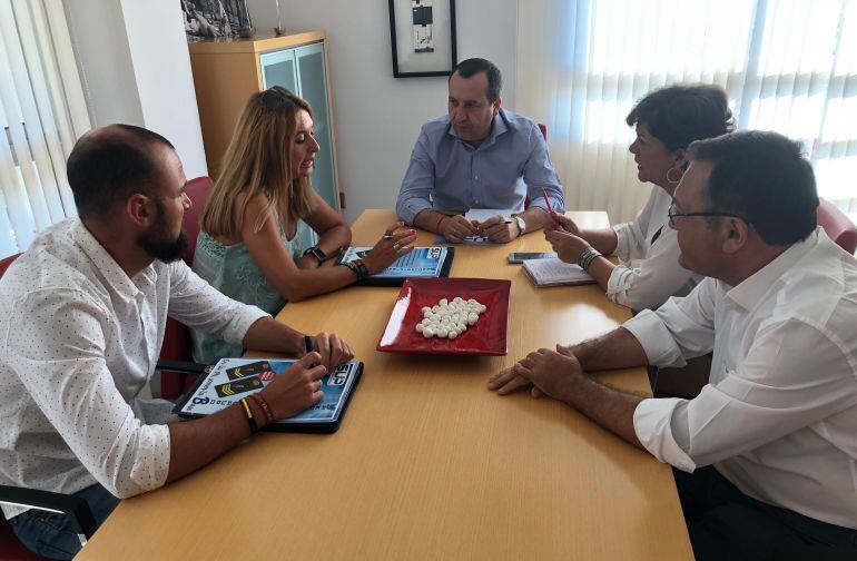 El secretario general del PSOE en Málaga, José Luis Ruiz Espejo junto a la secretaria del SUP, Mariló Valencia.