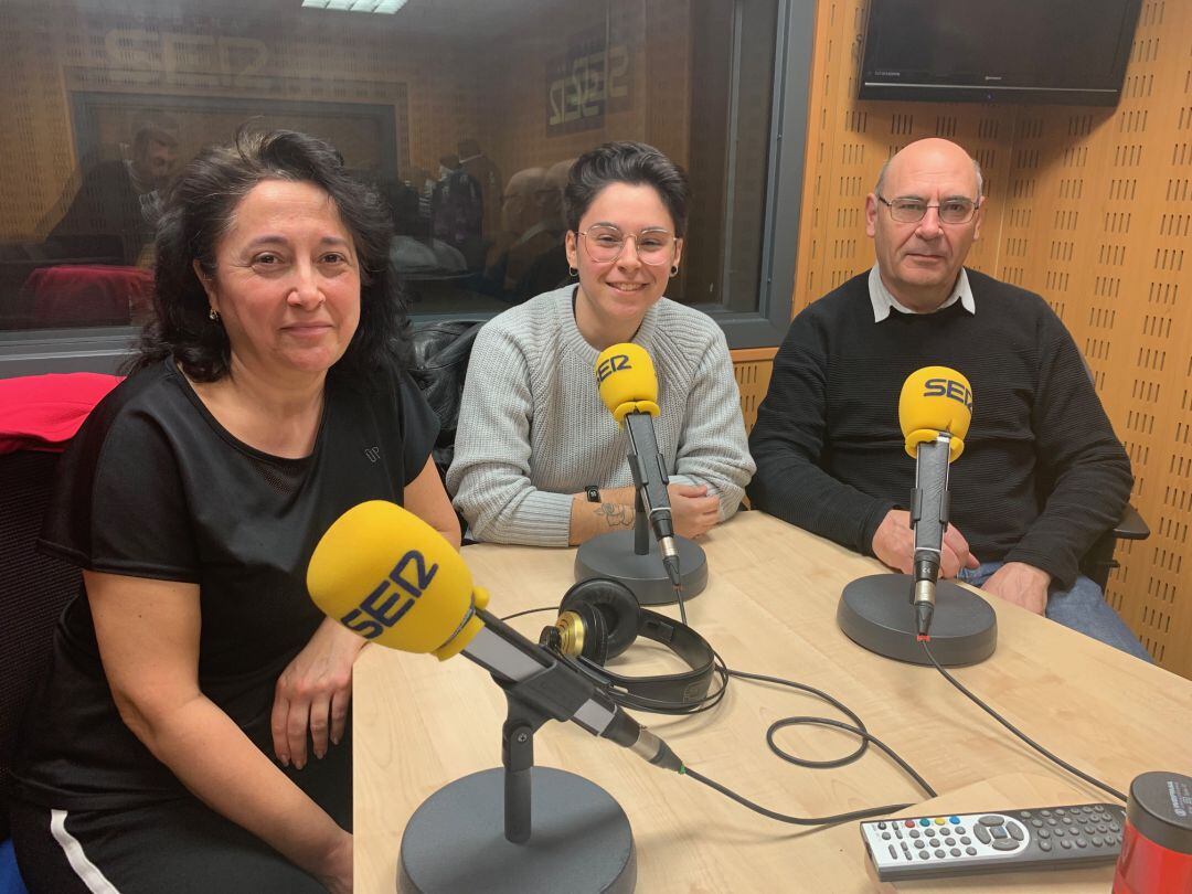 Izhan, en el centro de la imagen, acompañado de sus padres, Yolanda y Fernando en los estudios de Radio Palencia