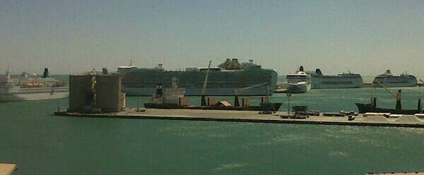 Diez mil cruceristas coinciden en el puerto de Málaga