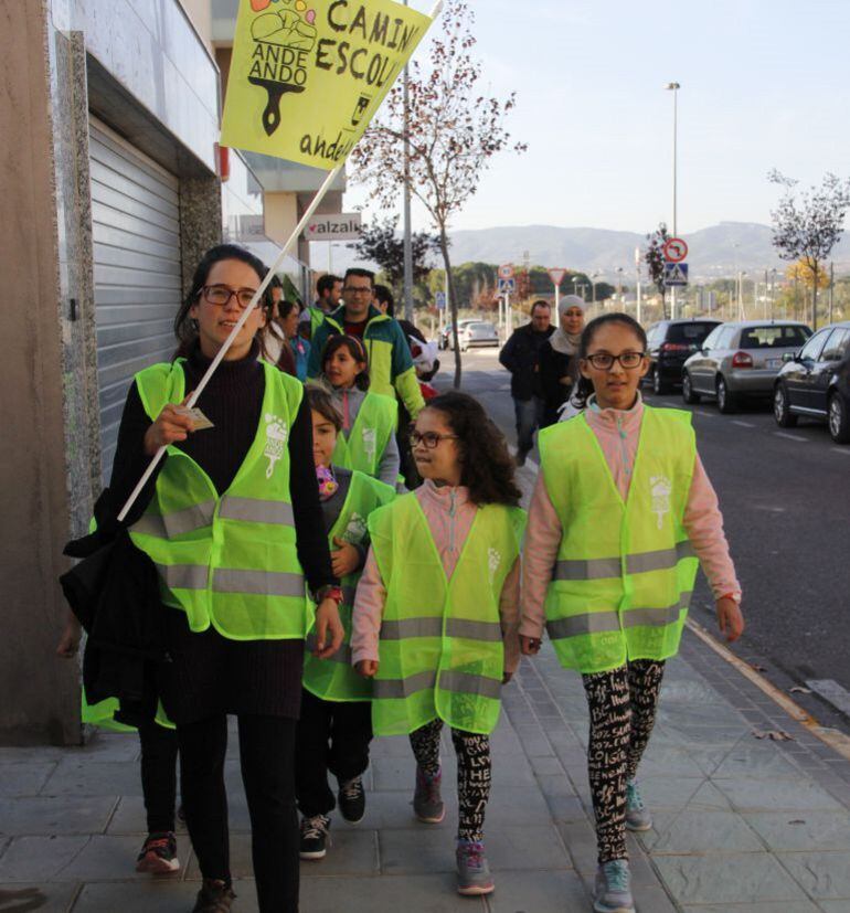 Monitores acompañan a escolares de Elda 