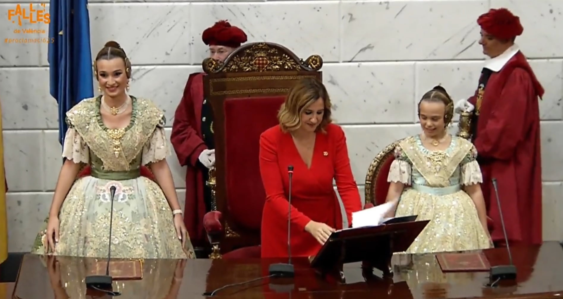 Berta Peiró y Lucía García en el acto de proclamación como Falleras Mayores de València de 2025, en un acto que ha presidido la alcaldesa de la ciudad, María José Catalá