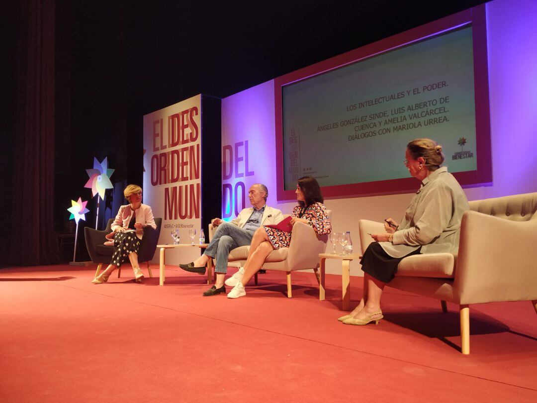 Mariola Urrea, Luis Alberto de Cuenca, Ángeles González Sinde y Amelia Valcárcel.