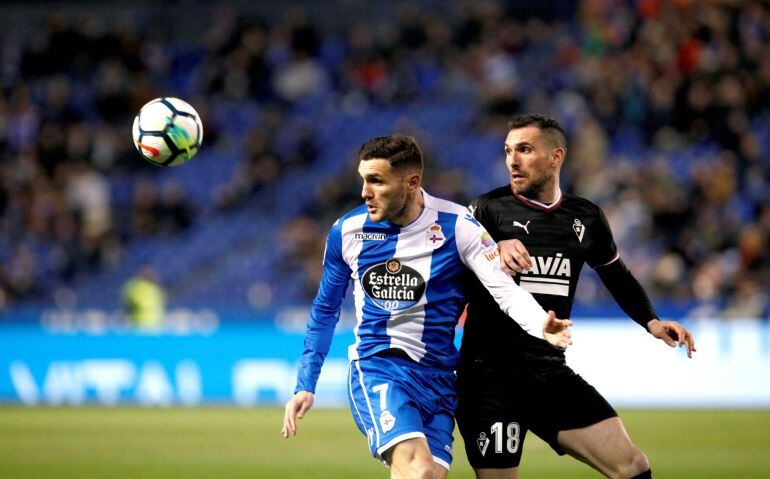 El delantero del Deportivo Lucas Pérez lucha con Anaitz Arbilla, defensa del Eibar.