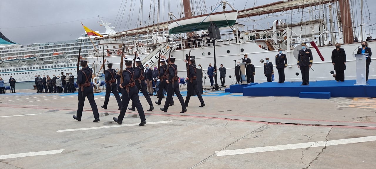 Desfile militar frente al buque Juan Sebastián Elcano