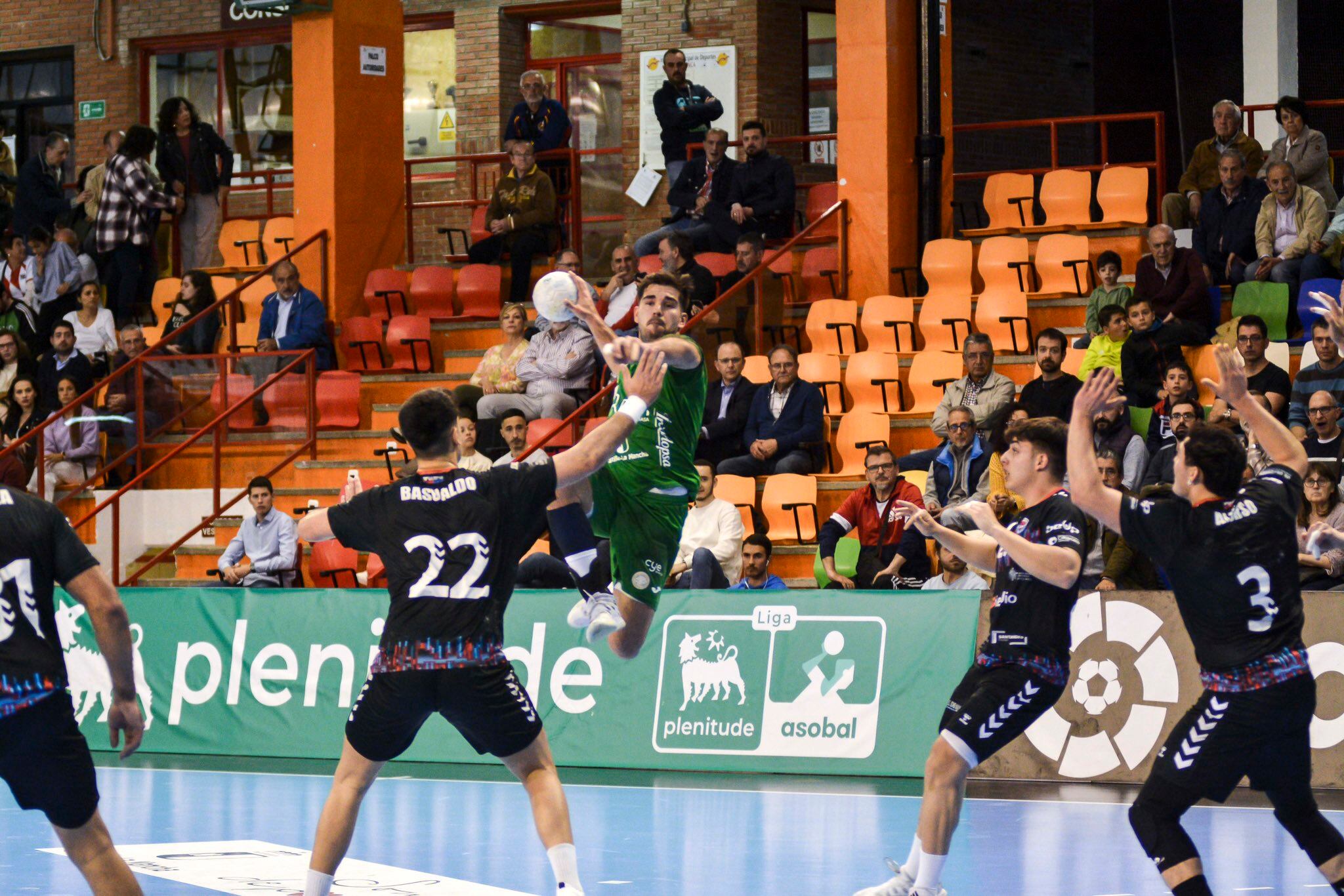 La defensa del Blendio Sinfín, en plena faena en El Sargal