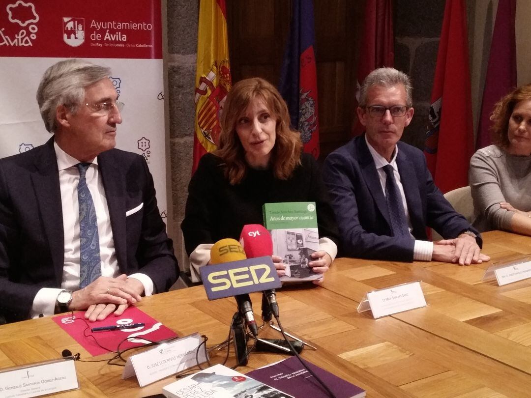 La directora de Políticas Culturales de la Junta, Mar Sancho, con un ejemplar de la novela ganadora