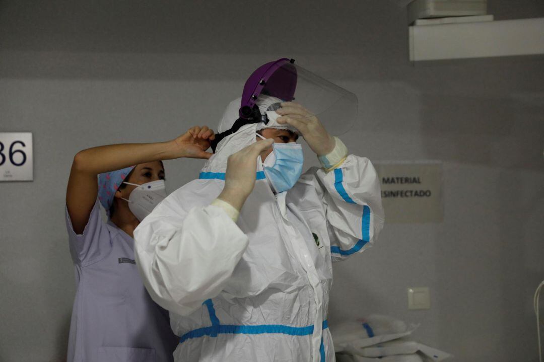 Sanitarios se visten con equipos de protección individual