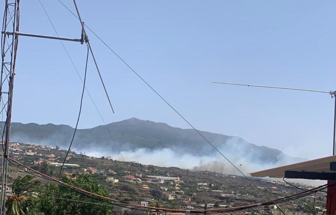 Las llamas originadas en el municipio de El Paso (La Palma) avanzan hacia el oeste. Los efectivos contra incendios trabajan entre fuertes rachas de viento que dificultan su extinción