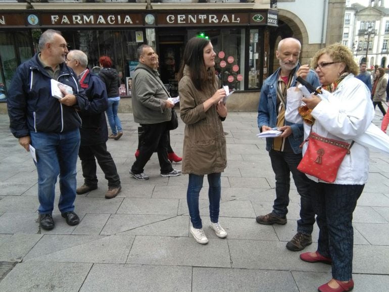 Olalla Rodil, candidata do BNG ás eleccións xerais, nun reparto na cidade de Lugo