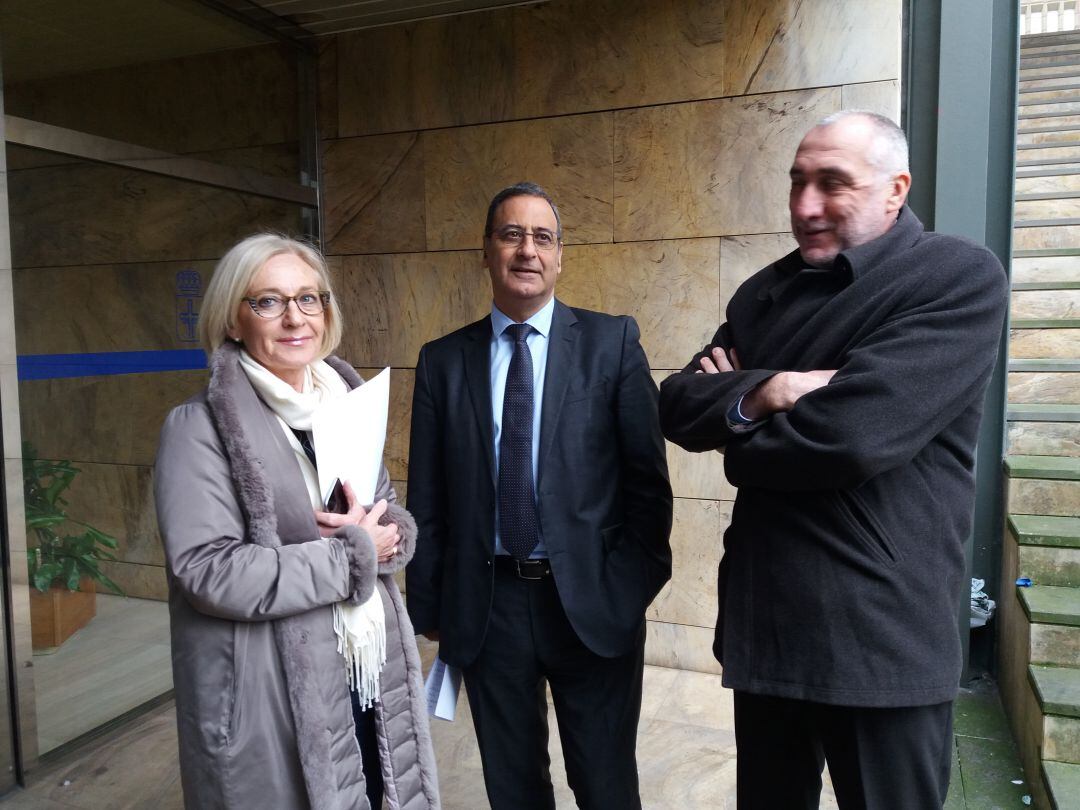 En el centro, el consejero de Infraestructuras Fernando Lastra junto a la directora de Prevención y Control Ambiental Elena Marañón y el viceconsejero de Medio Ambiente, Benigno Fernández Fano.