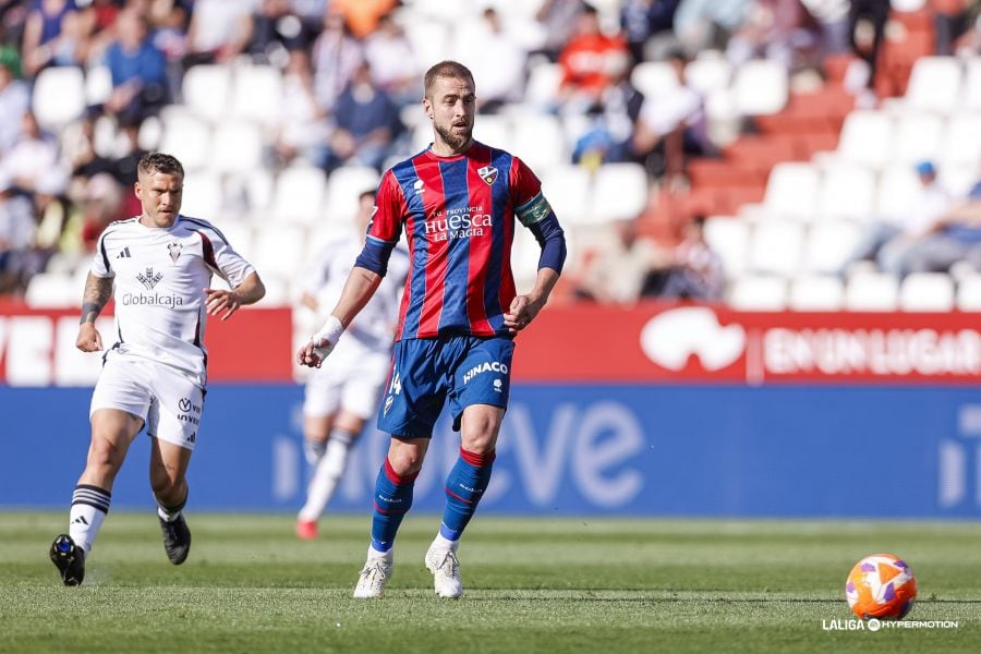 Jorge Pulido en una acción del partido entre el Albacete y el Huesca