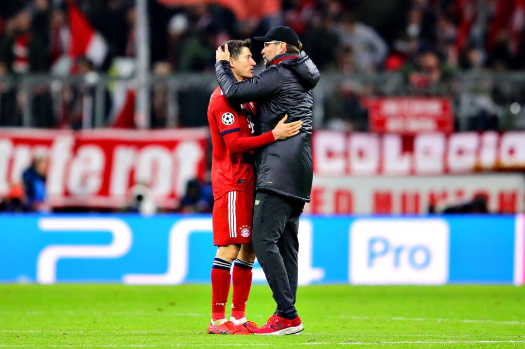 Lewandowski y Klopp se saludan tras un partido de Champions. 