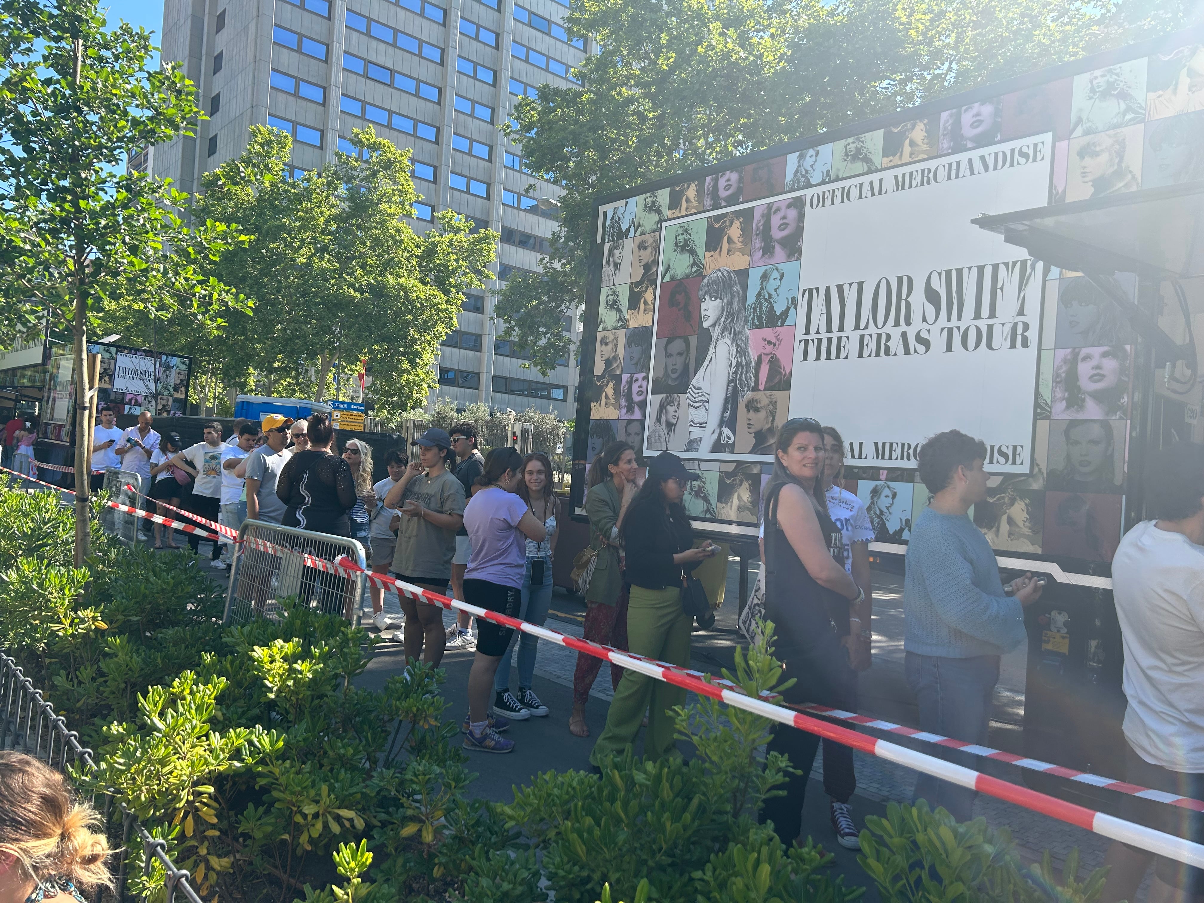 Fan Zone en el Paseo de la Castellana horas antes del concierto de Taylor Swift